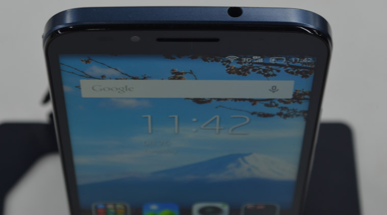 Panasonic Eluga Icon sports a unibody design and the 3.5mm headphone jack is at top