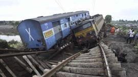 train derailment, MP train accident, Kamayani Express, Train Accident MP, train accident, Madhya Pradesh train accident, MP train derailed, Janata Express, Passenger trains Derailed, Varanasi-Mumbai Train, Varanasi-Mumbai Train Accident, suresh prabhu, Varanasi-Mumbai Train Derailed, Indian Railways, Madhya Pradesh news, india news, nation news