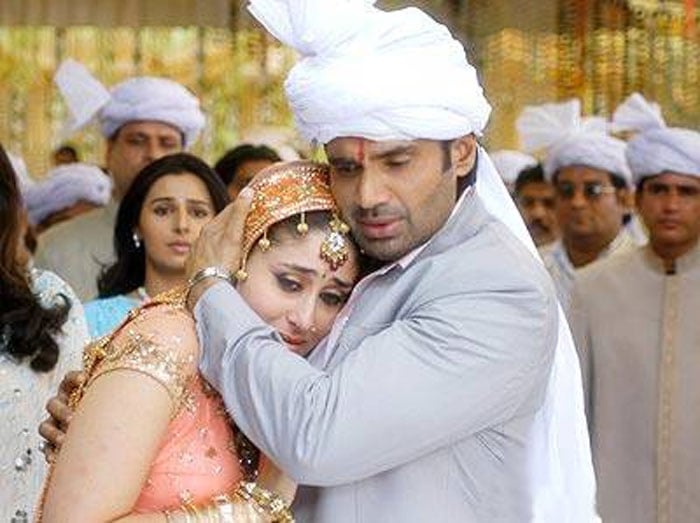 Shah Rukh Khan, Aishwarya Rai Bachchan, Ranveer Singh, Priyanka Chopra, Divya Dutta, Farhan Akhtar, Arbaaz Khan, Kajol, Salman Khan, Tabu, Asin, Abhishek Bachchan, Hrithik Roshan, Karisma Kapoor, Kareena Kapoor Khan, Suniel Shetty, Genelia D'Souza, Prateik Babbar, Juhi Chawla, Sanjay Suri, Shweta Prasad, Shreyas Talpade, Dev Anand, Zeenat Aman, bollywood siblings, bollywood brother sister, on screen brother sister jodi, entertainment, bollywood