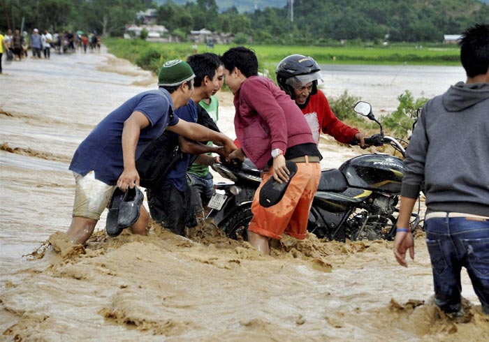 Manipur, Manipur Floods, manipur Landslide, Imphal Floods, Kolkata Floods, Odisha Floods, Bengal Floods, Floods in Manipur, Landslide in Manipur, Heavy rainfall in Manipur, 20 killed in Manipur, 20 Killed in manipur Landslide, india News
