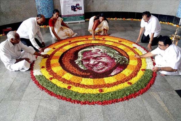 Onam, Onam Festival, Onam images, Onam Greetings, Onam Wishes, Onam Rangoli, Onam Pookalam, Onam Decoration, Onam celebration, Happy Onam, Vallam Kali, Puli Kali, Pookkalam, Onathappan, Thumbi Thullal, Onavillu, Kazhchakkula, Onapottan, Atthachamayam, Onam News, Onam Photos