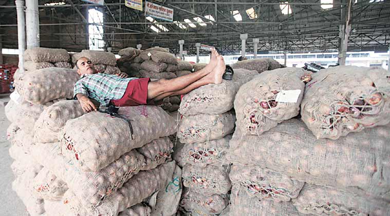 onion prices, onion price hike, delhi onion price hike, onion price in mumbai, mumbai onion, onion mumbai, mahrashtra onion, onion maharashtra, azadpur mandi, Delhi government, onion retail price, azadpur onion price, delhi news