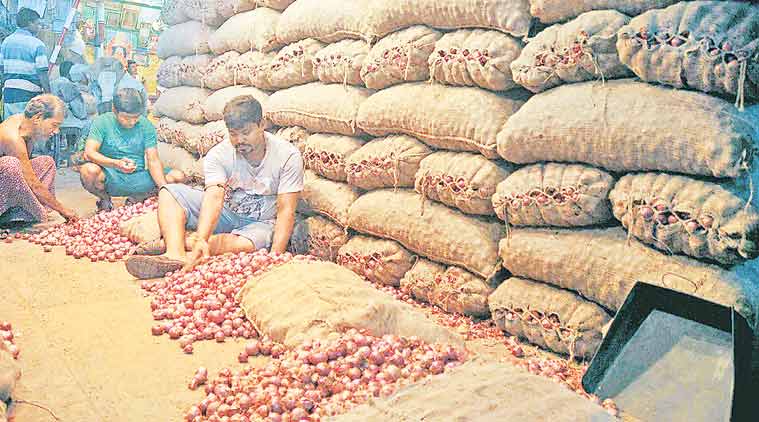 onion prices, onion price hike, delhi onion price hike, ram vilas paswan, azadpur mandi, Delhi government, onion retail price, azadpur onion price, delhi news