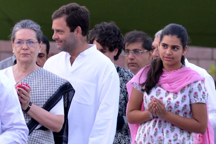 Rajiv Gandhi S 71st Birth Anniversary Granddaughter Miraya Vadra Joins Grandmom Sonia Gandhi