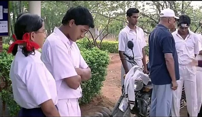 Shah Rukh Khan, Aishwarya Rai Bachchan, Ranveer Singh, Priyanka Chopra, Divya Dutta, Farhan Akhtar, Arbaaz Khan, Kajol, Salman Khan, Tabu, Asin, Abhishek Bachchan, Hrithik Roshan, Karisma Kapoor, Kareena Kapoor Khan, Suniel Shetty, Genelia D'Souza, Prateik Babbar, Juhi Chawla, Sanjay Suri, Shweta Prasad, Shreyas Talpade, Dev Anand, Zeenat Aman, bollywood siblings, bollywood brother sister, on screen brother sister jodi, entertainment, bollywood