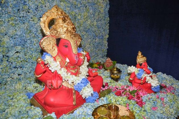 Salman Khan, salman khan ganesh chaturthi, salman khan aarti, salman khan aarti pics, salman khan pics, salman khan latest pics, salman khan latest pictures, Ganpati Visarjan, ganesh chaturthi, Salim Khan, Salma Khan, Helen, Ganpati Bappa, Arbaaz Khan, arpita khan sharma, Alvira Khan, Sohail Khan, Aayush Sharma, Elli Avran, Huma Qureshi, Saqib Saleem, Pulkit Samrat, Subhash Ghai, Shera, Daisy Shah, Sneha Ullal, entertainment, bollywood