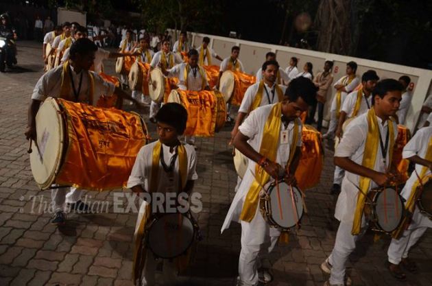 Salman Khan, salman khan ganesh chaturthi, salman khan aarti, salman khan aarti pics, salman khan pics, salman khan latest pics, salman khan latest pictures, Ganpati Visarjan, ganesh chaturthi, Salim Khan, Salma Khan, Helen, Ganpati Bappa, Arbaaz Khan, arpita khan sharma, Alvira Khan, Sohail Khan, Aayush Sharma, Elli Avran, Huma Qureshi, Saqib Saleem, Pulkit Samrat, Subhash Ghai, Shera, Daisy Shah, Sneha Ullal, entertainment, bollywood