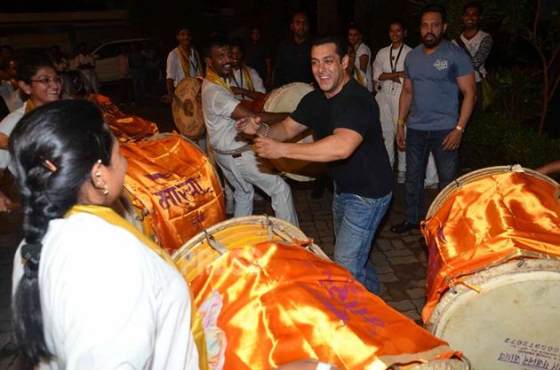 Salman Khan, salman khan ganesh chaturthi, salman khan aarti, salman khan aarti pics, salman khan pics, salman khan latest pics, salman khan latest pictures, Ganpati Visarjan, ganesh chaturthi, Salim Khan, Salma Khan, Helen, Ganpati Bappa, Arbaaz Khan, arpita khan sharma, Alvira Khan, Sohail Khan, Aayush Sharma, Elli Avran, Huma Qureshi, Saqib Saleem, Pulkit Samrat, Subhash Ghai, Shera, Daisy Shah, Sneha Ullal, entertainment, bollywood