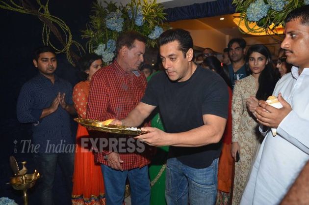 Salman Khan, salman khan ganesh chaturthi, salman khan aarti, salman khan aarti pics, salman khan pics, salman khan latest pics, salman khan latest pictures, Ganpati Visarjan, ganesh chaturthi, Salim Khan, Salma Khan, Helen, Ganpati Bappa, Arbaaz Khan, arpita khan sharma, Alvira Khan, Sohail Khan, Aayush Sharma, Elli Avran, Huma Qureshi, Saqib Saleem, Pulkit Samrat, Subhash Ghai, Shera, Daisy Shah, Sneha Ullal, entertainment, bollywood