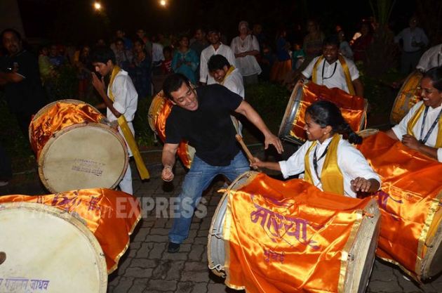 Salman Khan, salman khan ganesh chaturthi, salman khan aarti, salman khan aarti pics, salman khan pics, salman khan latest pics, salman khan latest pictures, Ganpati Visarjan, ganesh chaturthi, Salim Khan, Salma Khan, Helen, Ganpati Bappa, Arbaaz Khan, arpita khan sharma, Alvira Khan, Sohail Khan, Aayush Sharma, Elli Avran, Huma Qureshi, Saqib Saleem, Pulkit Samrat, Subhash Ghai, Shera, Daisy Shah, Sneha Ullal, entertainment, bollywood