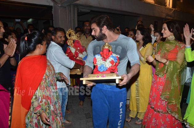 Salman Khan, salman khan ganesh chaturthi, salman khan aarti, salman khan aarti pics, salman khan pics, salman khan latest pics, salman khan latest pictures, Ganpati Visarjan, ganesh chaturthi, Salim Khan, Salma Khan, Helen, Ganpati Bappa, Arbaaz Khan, arpita khan sharma, Alvira Khan, Sohail Khan, Aayush Sharma, Elli Avran, Huma Qureshi, Saqib Saleem, Pulkit Samrat, Subhash Ghai, Shera, Daisy Shah, Sneha Ullal, entertainment, bollywood