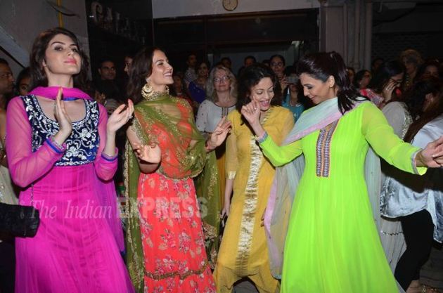 Salman Khan, salman khan ganesh chaturthi, salman khan aarti, salman khan aarti pics, salman khan pics, salman khan latest pics, salman khan latest pictures, Ganpati Visarjan, ganesh chaturthi, Salim Khan, Salma Khan, Helen, Ganpati Bappa, Arbaaz Khan, arpita khan sharma, Alvira Khan, Sohail Khan, Aayush Sharma, Elli Avran, Huma Qureshi, Saqib Saleem, Pulkit Samrat, Subhash Ghai, Shera, Daisy Shah, Sneha Ullal, entertainment, bollywood