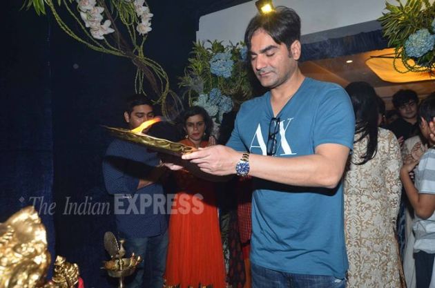 Salman Khan, salman khan ganesh chaturthi, salman khan aarti, salman khan aarti pics, salman khan pics, salman khan latest pics, salman khan latest pictures, Ganpati Visarjan, ganesh chaturthi, Salim Khan, Salma Khan, Helen, Ganpati Bappa, Arbaaz Khan, arpita khan sharma, Alvira Khan, Sohail Khan, Aayush Sharma, Elli Avran, Huma Qureshi, Saqib Saleem, Pulkit Samrat, Subhash Ghai, Shera, Daisy Shah, Sneha Ullal, entertainment, bollywood