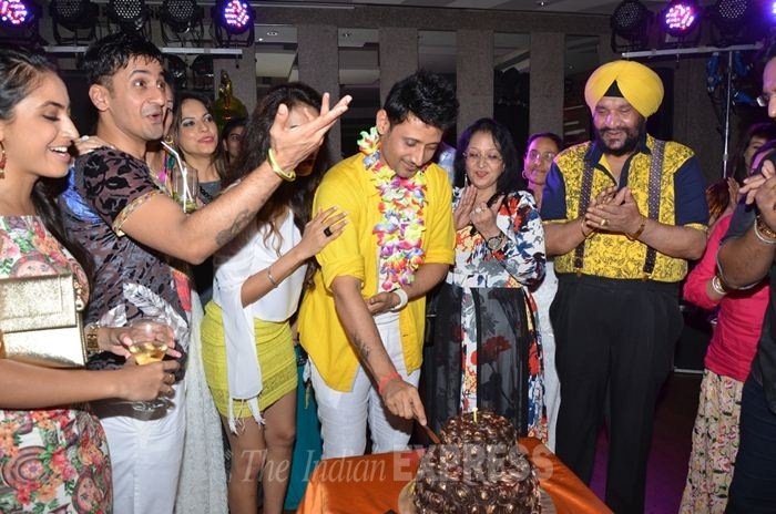 Karishma Tanna, Prabhudheva, Manmeet, Meet Bros, happy birthday manmeet, Karanvir Bohra, Teejay, Vahbbiz Dorabee, Vivian D'sena, Sunil Grover, Ayesha Jhulka, Shibani Kashyap, Bhushan Kumar, Sajid, Raja Mukherjee, Anjjan, Sunil Grover, Shaan, Evelyn Sharma, Rocky S, Karim Morani, Monali Thankur, Simple Kaur, bollywood, entertainment