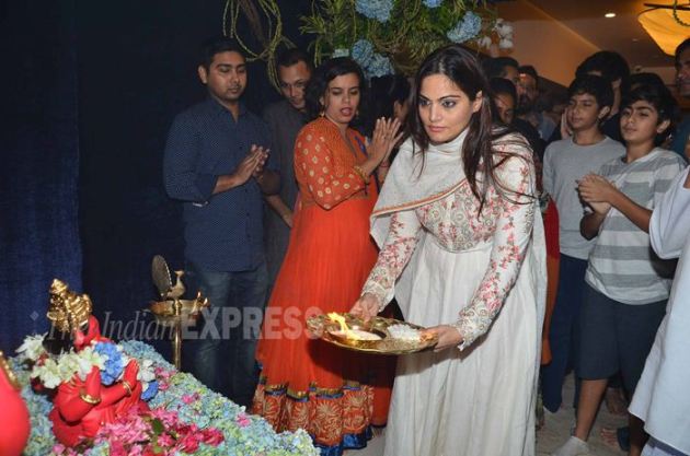 Salman Khan, salman khan ganesh chaturthi, salman khan aarti, salman khan aarti pics, salman khan pics, salman khan latest pics, salman khan latest pictures, Ganpati Visarjan, ganesh chaturthi, Salim Khan, Salma Khan, Helen, Ganpati Bappa, Arbaaz Khan, arpita khan sharma, Alvira Khan, Sohail Khan, Aayush Sharma, Elli Avran, Huma Qureshi, Saqib Saleem, Pulkit Samrat, Subhash Ghai, Shera, Daisy Shah, Sneha Ullal, entertainment, bollywood