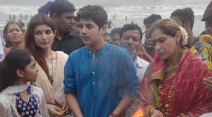 Twinkle Khanna, son Aarav bid goodbye to Lord Ganesha