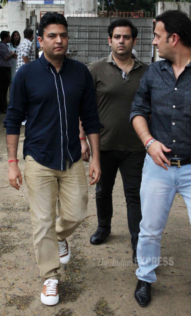 shah rukh khan, srk, shah rukh khan at funeral, shah rukh khan pics, shah rukh khan pictures, bhushan kumar, rohit shetty, sajid khan, pritam, karim morani, karim morani mother, karim morani shah rukh khan, karim morani srk, karim morani mother funeral, entertainment, bollywood