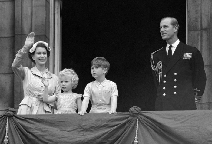 Elizabeth II, Elizabeth II Photos, Queen Elizabeth II, Britain Queen Elizabeth II, Nelson Mandela, Diana Princess of Wales, Prince Philip, Duke of Edinburgh, Buckingham Palace, John Kennedy, Pope John Paul II, Queen Mother, Ronald Reagan, Camilla the Duchess of Cornwall, Kate the Duchess of Cambridge holding Princess Charlotte, Prince George, Prince William, Prince Harry, baby Prince Edward, Princess Anne, Prince Andrew, Prince Charles, the Duke of Edinburgh, Nicola Sturgeon, Elizabeth II 63 years, Elizabeth II Longest Reigning monarch, Elizabeth II News, Elizabeth II Pics