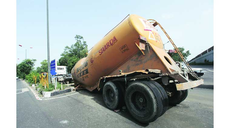 car fire, bulker truck and car crach, car crash, delhi news, indian express