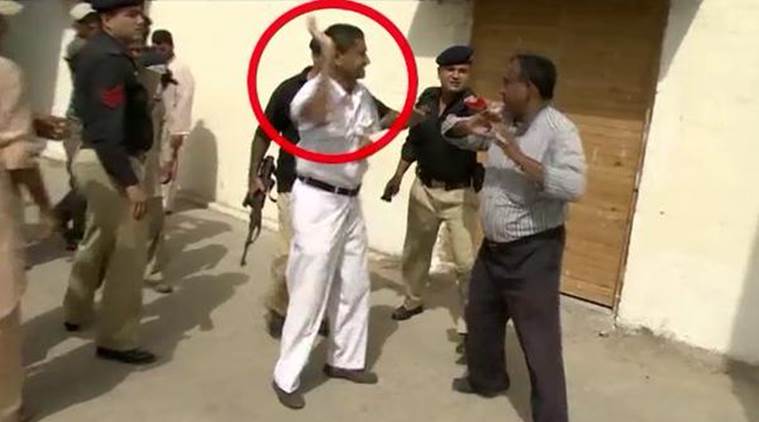 chand nawab, chand nawab beaten up, chand nawab beaten up by police, pakistani reporter, pakistan, karachi, chand nawab tharshed