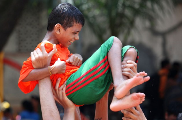 dahi handi, dahi handi photos, matki phod, matkhi phod photos, dahi handi news, mumbai dahi handi photos, mumbai photos, dahi handi mumbai photos, mumbai photos today, mumbai news, india photos, india news