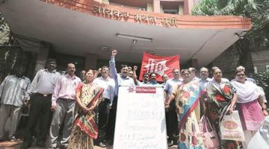 dharna, I-T dharna, pune I-T dharna, CBDT, pending promotion protest, infrastructure protest, pune news, indian express