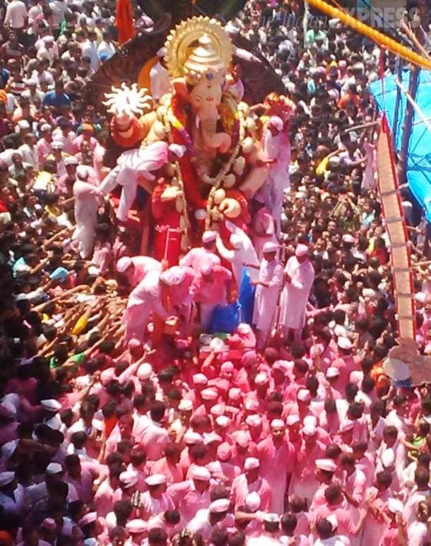 PHOTOS: Ganpati Visarjan: Devotees bid adieu to Lord Ganesha in Mumbai ...