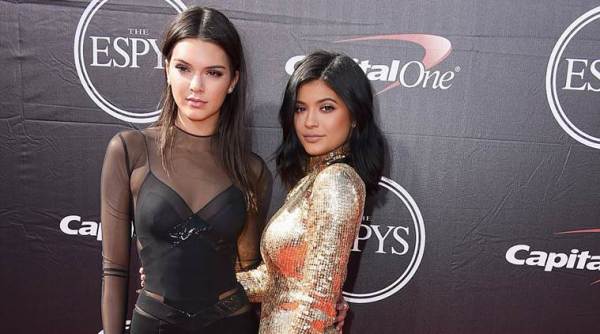 Kylie Jenner To Faint On Red Carpet Without Kendall Jenner