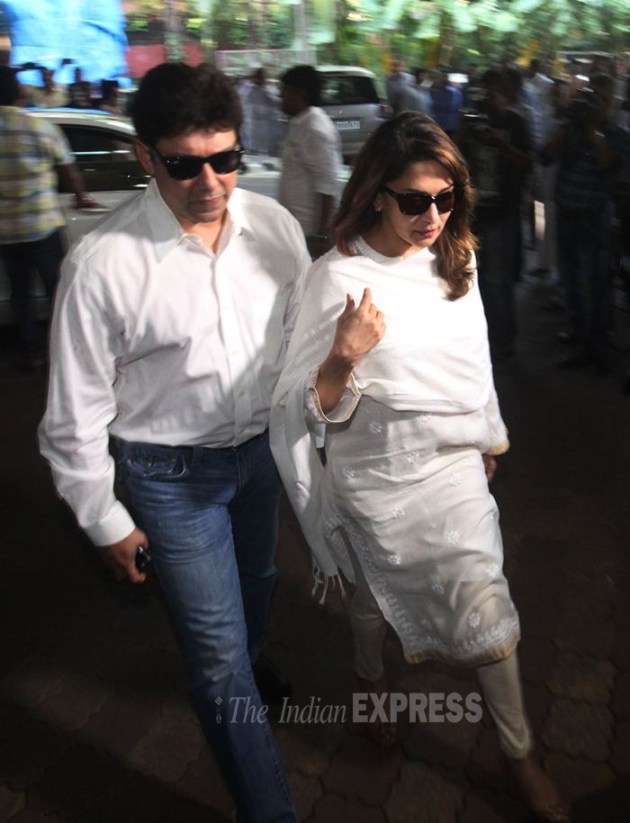 aadesh shrivastava prayer meet, aadesh shrivastava, aadesh shrivastava death, aadesh shrivastava pictures, vijeta pandit, amitabh bachchan, aishwarya rai bachchan, amitabh bachchan aadesh shrivastava, aishwarya, aishwarya rai bachchan aadesh Shrivastava, madhuri dixit, juhi chawla, aadesh shrivastava wife, vijeta pandit, aadesh shrivastava kids, aadesh shrivastava prayer meet pics, entertainment, bollywood