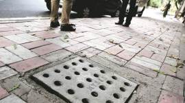 manhole delhi manhole, man fall in manhole, delhi news, indian express