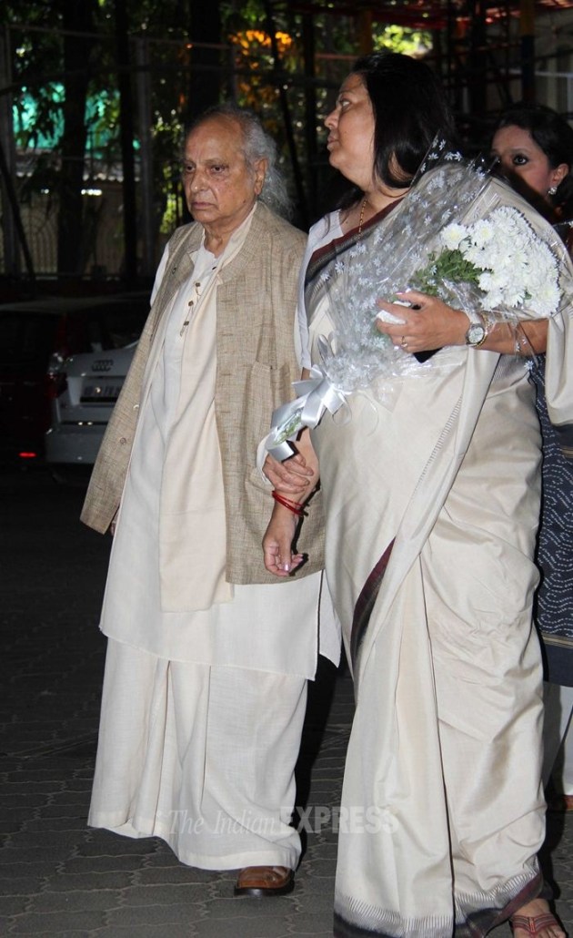 aadesh shrivastava prayer meet, aadesh shrivastava, aadesh shrivastava death, aadesh shrivastava pictures, vijeta pandit, amitabh bachchan, aishwarya rai bachchan, amitabh bachchan aadesh shrivastava, aishwarya, aishwarya rai bachchan aadesh Shrivastava, madhuri dixit, juhi chawla, aadesh shrivastava wife, vijeta pandit, aadesh shrivastava kids, aadesh shrivastava prayer meet pics, entertainment, bollywood