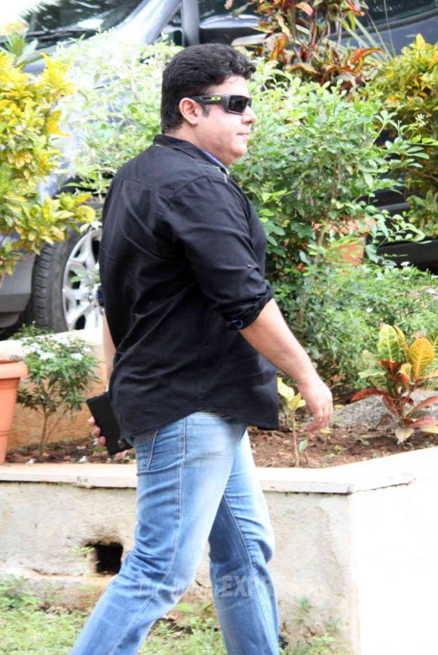 shah rukh khan, srk, shah rukh khan at funeral, shah rukh khan pics, shah rukh khan pictures, bhushan kumar, rohit shetty, sajid khan, pritam, karim morani, karim morani mother, karim morani shah rukh khan, karim morani srk, karim morani mother funeral, entertainment, bollywood
