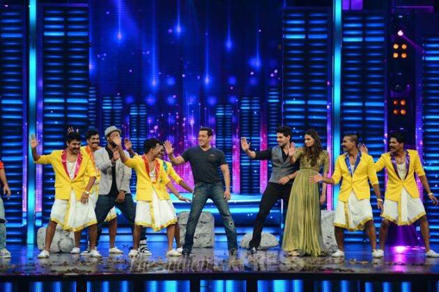 Salman Khan, Athiya, Sooraj’s dance off with trained dancers on Dance ...