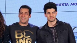 salmankhan-sooraj 480 Salman Khan, Salman Khan Hero, Salman Khan sings hero song, Sooraj Pancholi, Athiya Shetty, Salman Khan Main Hoon Hero Tera, Salman Hero, Salman Khan photos