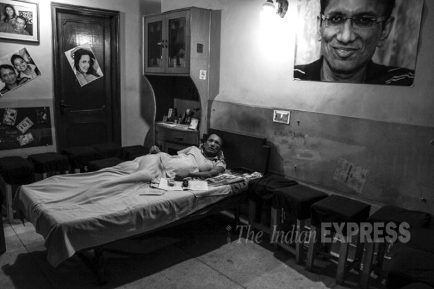 Sanjay Bahuguna, Sanjay Bahuguna Teacher, Sanjay Bahuguna Paralysis, Sanjay Bahuguna Engineering Teacher, Sanjay Bahuguna Students, Sanjay Bahuguna Family, Sanjay Bahuguna Mother, Sanjay Bahuguna Sister, Sanjay Bahuguna Photos, Sanjay Bahuguna BedRidden, Sanjay Bahuguna Engineer, Sanjay Bahuguna Pics, Sanjay Bahuguna Home, Sanjay Bahuguna Pictures, Indian Express, Indian Express Photos