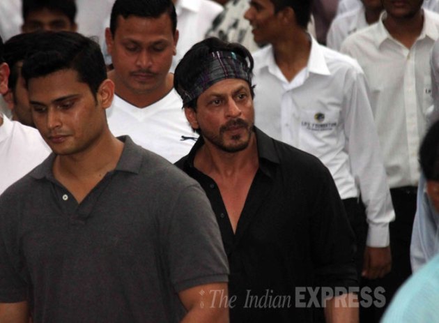 shah rukh khan, srk, shah rukh khan at funeral, shah rukh khan pics, shah rukh khan pictures, bhushan kumar, rohit shetty, sajid khan, pritam, karim morani, karim morani mother, karim morani shah rukh khan, karim morani srk, karim morani mother funeral, entertainment, bollywood