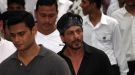 shah rukh khan, srk, shah rukh khan at funeral, shah rukh khan pics, shah rukh khan pictures, bhushan kumar, rohit shetty, sajid khan, pritam, karim morani, karim morani mother, karim morani shah rukh khan, karim morani srk, karim morani mother funeral, entertainment, bollywood
