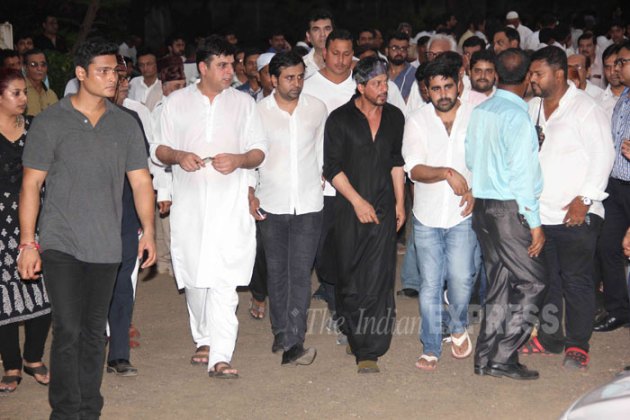 shah rukh khan, srk, shah rukh khan at funeral, shah rukh khan pics, shah rukh khan pictures, bhushan kumar, rohit shetty, sajid khan, pritam, karim morani, karim morani mother, karim morani shah rukh khan, karim morani srk, karim morani mother funeral, entertainment, bollywood
