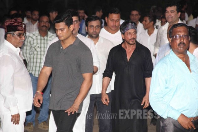 shah rukh khan, srk, shah rukh khan at funeral, shah rukh khan pics, shah rukh khan pictures, bhushan kumar, rohit shetty, sajid khan, pritam, karim morani, karim morani mother, karim morani shah rukh khan, karim morani srk, karim morani mother funeral, entertainment, bollywood