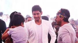 Shah Rukh Khan, Shah Rukh Khan mahesh babu, Shah Rukh Khan mahesh babu meet, Shah Rukh Khan mahesh babu meeting, srk meets mahesh babu, srk mahesh babu, srk namrata shirodkar, shah rukh khan namrata shirodkar, srk dilwale hyderabad, shah rukh khan dilwale, mahesh babu