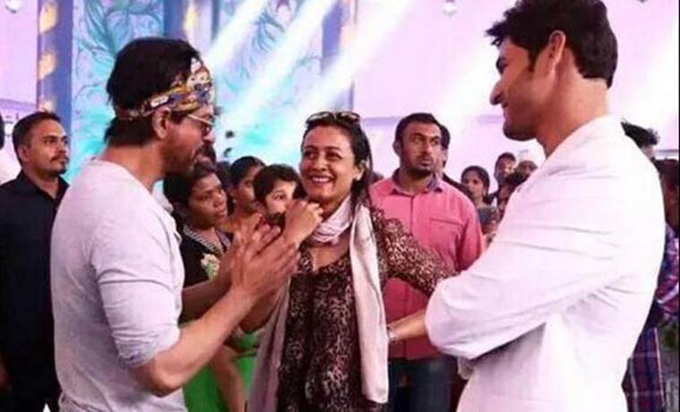 When superstars met: Shah Rukh Khan visits Mahesh Babu on ‘Brahmotsavam