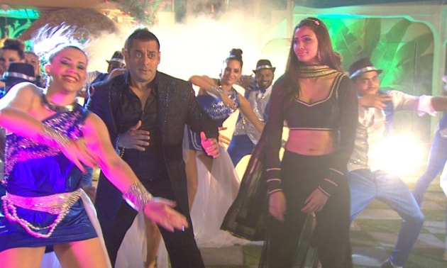 Bigg Boss 9, Bigg Boss 9 premiere, Bigg Boss 9 pics, Bigg Boss 9 pictures, salman khan, Bigg Boss 9 contestants, salman khan Bigg Boss 9, Bigg Boss, roopal tyagi, prince narula, suyyash rai, rimi sen, yuvika chaudhary, mandana karimi, keith sequeria, Bigg Boss contestants, Bigg Boss episode 1, Bigg Boss 9 episode one pics, Bigg Boss 9 news, Bigg Boss 9 images, Bigg Boss 9 actors