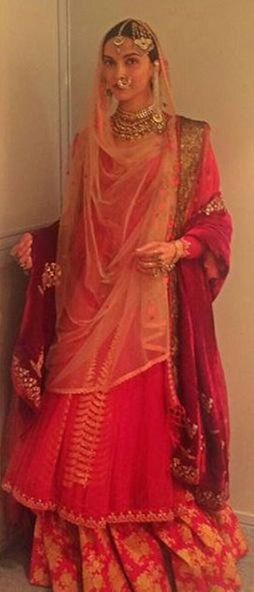 Filmy Fashion | Deepika Padukone's Minimalistic Ivory Lehenga In Bajirao  Mastani's Mohe Rang Do Laal Is Bold But Timeless, Bollywood News | Zoom TV
