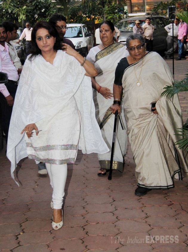 Hema Malini, Randhir Kapoor, Ravindra Jain, Ravindra Jain prayer meet, Ravindra Jain wife, Ravindra Jain son, Ravindra Jain prayer, Ravindra Jain pics, Ravindra Jain prayer meet pics, Udit Narayan, Bappi Lahiri, Raju Shrivastav, Sooraj Barjatya, Pandit Jasraj, Lalit Pandit, Divya Jain, Aayushman Jain, Tabassum, Penaz Masani