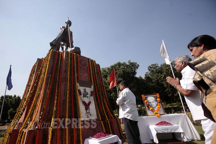 Gandhi Jayanti, #GandhiJayanti, Gandhi Jayanti 2015, Gandhi Jayanti Photos, Gandhi Jayanti pics, Mahatma Gandhi, M K Gandhi, mahatma gandhi birth anniversary, Narendra modi, Sonia Gandhi, Pranab Mukherjee, Arvind Kejriwal, L K Advani, Hamid Ansari, Venkaiah Naidu, Mahesh Sharma, Shiela Dixit, Indian Express