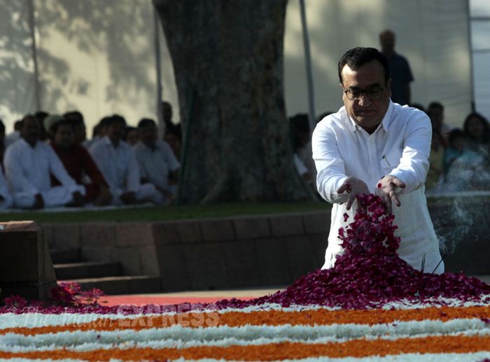 Lal Bahadur Shastri, Lal Bahadur Shastri Jayanti, Lal Bahadur Shastri Jayanti 2015, Lal Bahadur Shastri Photos, Lal Bahadur Shastri pics, Lal Bahadur Shastri birth anniversary, Sonia Gandhi, Arvind Kejriwal, L K Advani, Hamid Ansari, Venkaiah Naidu, Ajay Maken, Indian Express