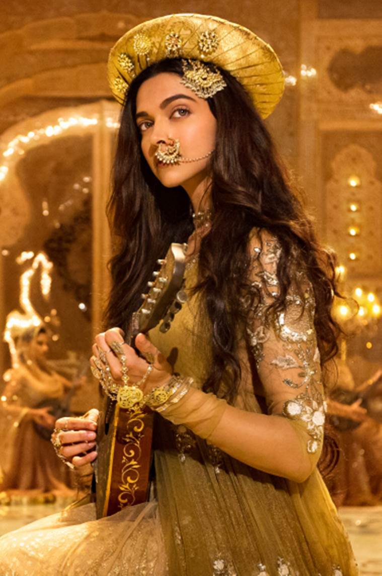 Deepika Padukone looks more than regal as Mastani in 'Deewani Mastani' song: First look revealed | Bollywood News