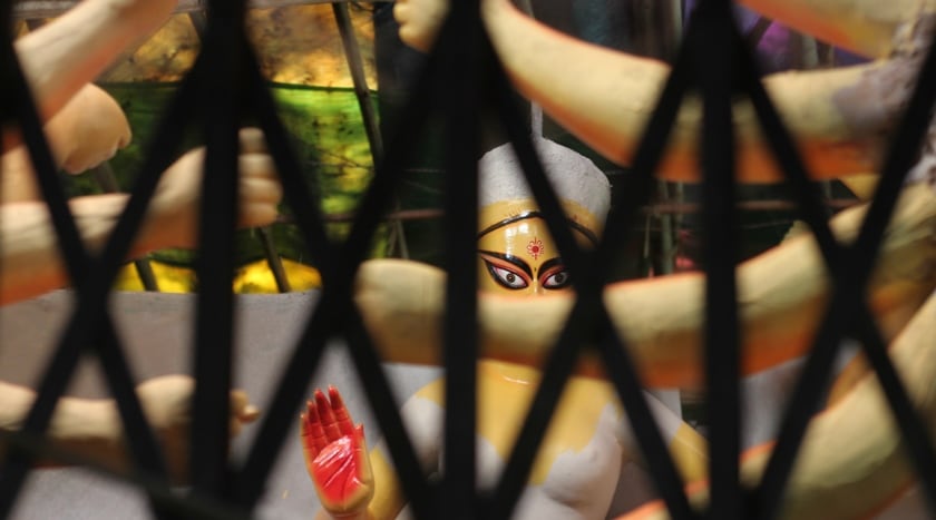 ‘Concealment’: A series of pictures on idol making shot through minimum spaces 2 ‘Concealment’: A series of pictures on idol making shot through minimum spaces 1
