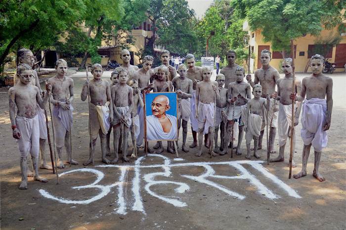 Gandhi Jayanti, #GandhiJayanti, Gandhi Jayanti 2015, Gandhi Jayanti Photos, Gandhi Jayanti pics, Mahatma Gandhi, M K Gandhi, mahatma gandhi birth anniversary, Narendra modi, Sonia Gandhi, Pranab Mukherjee, Arvind Kejriwal, L K Advani, Hamid Ansari, Venkaiah Naidu, Mahesh Sharma, Shiela Dixit, Indian Express