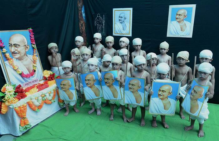 Gandhi Jayanti, #GandhiJayanti, Gandhi Jayanti 2015, Gandhi Jayanti Photos, Gandhi Jayanti pics, Mahatma Gandhi, M K Gandhi, mahatma gandhi birth anniversary, Narendra modi, Sonia Gandhi, Pranab Mukherjee, Arvind Kejriwal, L K Advani, Hamid Ansari, Venkaiah Naidu, Mahesh Sharma, Shiela Dixit, Indian Express
